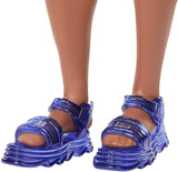 BARBIE PAPUSA BAIAT FASHIONISTAS CU TRICOU CU DUNGI ALBE SI PORTOCALII SI APARATE AUDITIVE