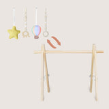 Arcada de activitati Montessori, Lionelo, Anis, Din lemn de pin, Jucarii plus, 4 jucarii suspendate, Stimuleaza simturile, Pliere rapida, 0+ luni, Multicolor