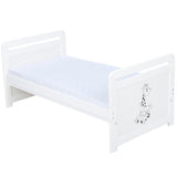 Patut din lemn bebe, Transformabil si pentru junior, 120x60 cm, Multifunctional, Din lemn de pin si mdf, Stabil si rezistent, Inaltime saltea reglabila pe 3 nivele, Laterala cu 3 bete detasabile, EN716-1, EN716-2, Alb, Babyneeds, Nadia II, Girafa