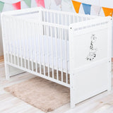 Patut din lemn bebe, Transformabil si pentru junior, 120x60 cm, Multifunctional, Din lemn de pin si mdf, Stabil si rezistent, Inaltime saltea reglabila pe 3 nivele, Laterala cu 3 bete detasabile, EN716-1, EN716-2, Alb, Babyneeds, Nadia II, Girafa