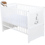 Patut din lemn bebe, Transformabil si pentru junior, 120x60 cm, Din lemn de pin si mdf, Stabil si rezistent, Inaltime saltea reglabila pe 3 nivele, Laterala cu 3 bete detasabile, EN716-1, EN716-2, Alb, Babyneeds, Nadia II, Girafa + Saltea 8 cm