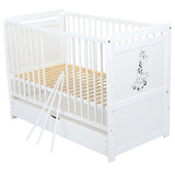 Patut din lemn bebe, Transformabil si pentru junior, 120x60 cm, Cu sertar cu capac, Din pin si mdf, Stabil si rezistent, Inaltime saltea reglabila pe 3 nivele, Laterala cu 3 bete detasabile, EN716-1, EN16-2, Alb, Babyneeds, Nadia II, Girafa