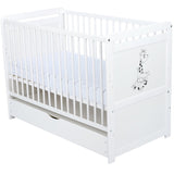 Patut din lemn bebe, Transformabil si pentru junior, 120x60 cm, Cu sertar cu capac, Din pin si mdf, Stabil si rezistent, Inaltime saltea reglabila pe 3 nivele, Laterala cu 3 bete detasabile, EN716-1, EN16-2, Alb, Babyneeds, Nadia II, Girafa