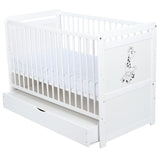 Patut din lemn bebe, Transformabil si pentru junior, 120x60 cm, Cu sertar cu capac, Din pin si mdf, Stabil si rezistent, Inaltime saltea reglabila pe 3 nivele, Laterala cu 3 bete detasabile, EN716-1, EN16-2, Alb, Babyneeds, Nadia II, Girafa
