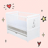 Patut din lemn bebe, Transformabil si pentru junior, 120x60 cm, Cu sertar cu capac, Din pin si mdf, Stabil si rezistent, Inaltime saltea reglabila pe 3 nivele, Laterala cu 3 bete detasabile, EN716-1, EN16-2, Alb, Babyneeds, Nadia II, Girafa
