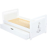 Patut din lemn bebe, Transformabil si pentru junior, 120x60 cm, Cu sertar cu capac, Din lemn de pin si mdf, Stabil si rezistent, Inaltime reglabila pe 3 nivele, Laterala cu 3 bete detasabile EN716-1 EN716-2, Alb, Babyneeds, Nadia II, Girafa + Saltea 10 cm