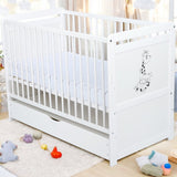 Patut din lemn bebe, Transformabil si pentru junior, 120x60 cm, Cu sertar cu capac, Din lemn de pin si mdf, Stabil si rezistent, Inaltime reglabila pe 3 nivele, Laterala cu 3 bete detasabile EN716-1 EN716-2, Alb, Babyneeds, Nadia II, Girafa + Saltea 10 cm