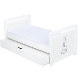 Patut din lemn bebe, Transformabil si pentru junior, 120x60 cm, Cu sertar cu capac, Din lemn de pin si mdf, Stabil si rezistent, Inaltime reglabila pe 3 nivele, Laterala cu 3 bete detasabile, EN716-1 EN716-2, Alb, Babyneeds, Nadia II, Girafa + Saltea 8 cm