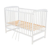 Patut din lemn bebe, 120X60 cm, Din lemn de pin, Stabil si rezistent, Inaltime saltea reglabila pe 3 nivele, Laterala cu 3 bete detasabile, EN716-1, EN716-2, Alb, Babyneeds, Ola + Saltea 12 cm