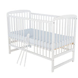 Patut din lemn bebe, 120X60 cm, Din lemn de pin, Stabil si rezistent, Inaltime saltea reglabila pe 3 nivele, Laterala cu 3 bete detasabile, EN716-1, EN716-2, Alb, Babyneeds, Ola + Saltea 12 cm