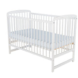 Patut din lemn bebe, 120x60 cm, Din lemn de pin, Stabil si rezistent, Inaltime saltea reglabila pe 3 nivele, Laterala cu 3 bete detasabile, EN716-1, EN716-2, Alb + Saltea 10 cm, Babyneeds, Ola