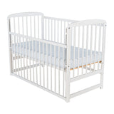 Patut din lemn bebe, 120x60 cm, Cu laterala culisanta, Din lemn de pin, Stabil si rezistent, Inaltime saltea reglabila pe 3 nivele, Laterala cu 3 bete detasabile, EN716-1, EN716-2, Alb, Babyneeds, Ola + Saltea 12 cm