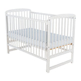Patut din lemn bebe, 120x60 cm, Cu laterala culisanta, Din lemn de pin, Stabil si rezistent, Inaltime saltea reglabila pe 3 nivele, Laterala cu 3 bete detasabile, EN716-1, EN716-2, Alb, Babyneeds, Ola + Saltea 8 cm