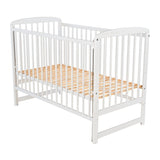 Patut din lemn bebe, 120x60 cm, Cu laterala culisanta, Din lemn de pin, Stabil si rezistent, Inaltime saltea reglabila pe 3 nivele, Laterala cu 3 bete detasabile, EN716-1, EN716-2, Alb, Babyneeds, Ola + Saltea 8 cm