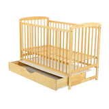Patut din lemn bebe, 120x60 cm, Cu sertar cu capac, Din lemn de pin si mdf, Stabil si rezistent, Inaltime saltea reglabila pe 3 nivele, Laterala cu 3 bete detasabile, EN716-1, EN716-2, Natur, Babyneeds, Ola + Saltea 8 cm