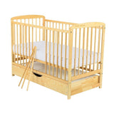 Patut din lemn bebe, 120x60 cm, Cu sertar cu capac, Din lemn de pin si mdf, Stabil si rezistent, Inaltime saltea reglabila pe 3 nivele, Laterala cu 3 bete detasabile, EN716-1, EN716-2, Natur, Babyneeds, Ola + Saltea 8 cm