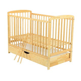 Patut din lemn bebe, 120x60 cm, Cu sertar cu capac, Din lemn de pin si mdf, Stabil si rezistent, Inaltime saltea reglabila pe 3 nivele, Laterala cu 3 bete detasabile, EN716-1, EN716-2, Natur, Babyneeds, Ola + Saltea 8 cm