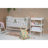 Patut din lemn bebe, 120x60 cm, Din lemn de pin si mdf, Stabil si rezistent, Inaltime saltea reglabila pe 3 nivele, Laterala cu 3 bete detasabile, EN716-1, EN716-2, Alb, Babyneeds, Timmi + Saltea 10 cm