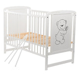 Patut din lemn bebe, 120x60 cm, Din lemn de pin si mdf, Stabil si rezistent, Inaltime saltea reglabila pe 3 nivele, Laterala cu 3 bete detasabile, EN716-1, EN716-2, Alb, Babyneeds, Timmi + Saltea 10 cm