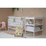 Patut din lemn bebe, 120x60 cm, Din lemn de pin si mdf, Stabil si rezistent, Inaltime saltea reglabila pe 3 nivele, Laterala cu 3 bete detasabile, EN716-1, EN716-2, Alb, Babyneeds, Timmi + Saltea 8 cm