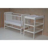 Patut din lemn bebe, 120x60 cm, Cu laterala culisanta, Din lemn de pin si mdf, Stabil si rezistent, Inaltime saltea reglabila pe 3 nivele, Laterala cu 3 bete detasabile, EN716-1, EN716-2, Alb, Babyneeds, Timmi