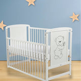 Patut din lemn bebe, 120x60 cm, Cu laterala culisanta, Din lemn de pin si mdf, Stabil si rezistent, Inaltime saltea reglabila pe 3 nivele, Laterala cu 3 bete detasabile, EN716-1, EN716-2, Alb, Babyneeds, Timmi