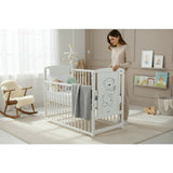 Patut din lemn bebe, 120x60 cm, Cu laterala culisanta, Din lemn de pin si mdf, Stabil si rezistent, Inaltime saltea reglabila pe 3 nivele, Laterala cu 3 bete detasabile, EN716-1, EN716-2, Alb, Babyneeds, Timmi + Saltea 10 cm