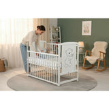 Patut din lemn bebe, 120x60 cm, Cu laterala culisanta, Din lemn de pin si mdf, Stabil si rezistent, Inaltime saltea reglabila pe 3 nivele, Laterala cu 3 bete detasabile, EN716-1, EN716-2, Alb, Babyneeds, Timmi + Saltea 12 cm