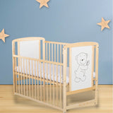 Patut din lemn bebe, 120x60 cm, Cu laterala culisanta, Din lemn de pin si mdf, Stabil si rezistent, Inaltime saltea reglabila pe 3 nivele, Laterala cu 3 bete detasabile, EN716-1, EN716-2, Natur, Babyneeds, Timmi