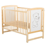 Patut din lemn bebe, 120x60 cm, Cu laterala culisanta, Din lemn de pin si mdf, Stabil si rezistent, Inaltime saltea reglabila pe 3 nivele, Laterala cu 3 bete detasabile, EN716-1, EN716-2, Natur, Babyneeds, Timmi + Saltea 10 cm
