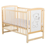 Patut din lemn bebe, 120x60 cm, Cu laterala culisanta, Din lemn de pin si mdf, Stabil si rezistent, Inaltime saltea reglabila pe 3 nivele, Laterala cu 3 bete detasabile, EN716-1, EN716-2, Natur, Babyneeds, Timmi + Saltea 10 cm