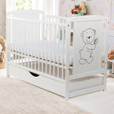 Patut din lemn bebe, 120x60 cm, Cu sertar cu capac, Din lemn de pin si mdf, Stabil si rezistent, Inaltime saltea reglabila pe 3 nivele, Laterala cu 3 bete detasabile, EN716-1, EN716-2, Alb, Babyneeds, Timmi + Saltea 10 cm
