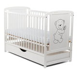 Patut din lemn bebe, 120x60 cm, Cu sertar cu capac, Din lemn de pin si mdf, Stabil si rezistent, Inaltime saltea reglabila pe 3 nivele, Laterala cu 3 bete detasabile, EN716-1, EN716-2, Alb, Babyneeds, Timmi + Saltea 10 cm
