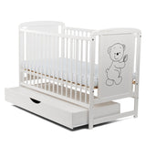 Patut din lemn bebe, 120x60 cm, Cu sertar cu capac, Din lemn de pin si mdf, Stabil si rezistent, Inaltime saltea reglabila pe 3 nivele, Laterala cu 3 bete detasabile, EN716-1, EN716-2, Alb, Babyneeds, Timmi + Saltea 10 cm