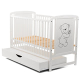 Patut din lemn bebe, 120x60 cm, Cu sertar cu capac, Din lemn de pin si mdf, Stabil si rezistent, Inaltime saltea reglabila pe 3 nivele, Laterala cu 3 bete detasabile, EN716-1, EN716-2, Alb, Babyneeds, Timmi + Saltea 10 cm