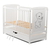 Patut din lemn bebe, 120x60 cm, Cu sertar cu capac, Din lemn de pin si mdf, Stabil si rezistent, Inaltime saltea reglabila pe 3 nivele, Laterala cu 3 bete detasabile, EN716-1, EN716-2, Alb, Babyneeds, Timmi + Saltea 10 cm