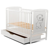 Patut din lemn bebe, 120x60 cm, Cu sertar cu capac, Din lemn de pin si mdf, Stabil si rezistent, Inaltime saltea reglabila pe 3 nivele, Laterala cu 3 bete detasabile, EN716-1, EN716-2, Alb, Babyneeds, Timmi + Saltea 10 cm
