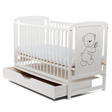 Patut din lemn bebe, 120x60 cm, Cu sertar cu capac, Din lemn de pin si mdf, Stabil si rezistent, Inaltime saltea reglabila pe 3 nivele, Laterala cu 3 bete detasabile, EN716-1, EN716-2, Alb, Babyneeds, Timmi + Saltea 8 cm