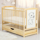 Patut din lemn bebe, 120x60 cm, Cu sertar cu capac, Din lemn de pin si mdf, Stabil si rezistent, Inaltime saltea reglabila pe 3 nivele, Laterala cu 3 bete detasabile, EN716-1, EN716-2, Natur, Babyneeds, Timmi + Saltea 8 cm