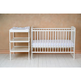 Patut din lemn bebe, 120x60 cm, Din lemn de pin si mdf, Stabil si rezistent, Inaltime saltea reglabila pe 3 nivele, Laterala cu 3 bete detasabile, EN716-1, EN716-2, Alb, Babyneeds, Timmi Girafa