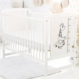 Patut din lemn bebe, 120x60 cm, Din lemn de pin si mdf, Stabil si rezistent, Inaltime saltea reglabila pe 3 nivele, Laterala cu 3 bete detasabile, EN716-1, EN716-2, Alb, Babyneeds, Timmi Girafa + Saltea 8 cm