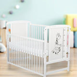 Patut din lemn bebe, 120x60 cm, Cu laterala culisanta, Din lemn de pin si mdf, Stabil si rezistent, Inaltime saltea reglabila pe 3 nivele, Laterala cu 3 bete detasabile, EN716-1, EN716-2, Alb, Babyneeds, Timmi Girafa