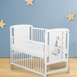 Patut din lemn bebe, 120x60 cm, Cu laterala culisanta, Din lemn de pin si mdf, Stabil si rezistent, Inaltime saltea reglabila pe 3 nivele, Laterala cu 3 bete detasabile, EN716-1, EN716-2, Alb, Babyneeds, Timmi Girafa