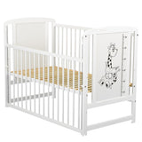 Patut din lemn bebe, 120x60 cm, Cu laterala culisanta, Din lemn de pin si mdf, Stabil si rezistent, Inaltime saltea reglabila pe 3 nivele, Laterala cu 3 bete detasabile, EN716-1, EN716, Alb, Babyneeds, Timmi Girafa + Saltea 10 cm