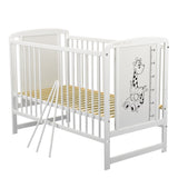 Patut din lemn bebe, 120x60 cm, Cu laterala culisanta, Din lemn de pin si mdf, Stabil si rezistent, Inaltime saltea reglabila pe 3 nivele, Laterala cu 3 bete detasabile, EN716-1, EN716, Alb, Babyneeds, Timmi Girafa + Saltea 10 cm
