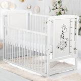 Patut din lemn bebe, 120x60 cm, Cu laterala culisanta, Din lemn de pin si mdf, Stabil si rezistent, Inaltime saltea reglabila pe 3 nivele, Laterala cu 3 bete detasabile, EN716-1, EN716-2, Alb, Babyneeds, Timmi Girafa + Saltea 12 cm