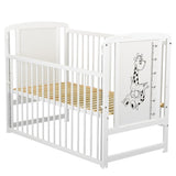 Patut din lemn bebe, 120x60 cm, Cu laterala culisanta, Din lemn de pin si mdf, Stabil si rezistent, Inaltime saltea reglabila pe 3 nivele, Laterala cu 3 bete detasabile, EN716-1, EN716-2, Alb, Babyneeds, Timmi Girafa + Saltea 12 cm