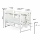 Patut din lemn bebe, 120x60 cm, Cu laterala culisanta, Din lemn de pin si mdf, Stabil si rezistent, Inaltime saltea reglabila pe 3 nivele, Laterala cu 3 bete detasabile, EN716-1, EN716-2, Alb, Babyneeds, Timmi Girafa + Saltea 8 cm