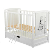 Patut din lemn bebe, 120x60 cm, Cu sertar cu capac, Din lemn de pin si mdf, Stabil si rezistent, Inaltime saltea reglabila pe 3 nivele, Laterala cu 3 bete detasabile, EN716-1, EN716-2, Alb, Babyneeds, Timmi Girafa