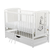 Patut din lemn bebe, 120x60 cm, Cu sertar cu capac, Din lemn de pin si mdf, Stabil si rezistent, Inaltime saltea reglabila pe 3 nivele, Laterala cu 3 bete detasabile, EN716-1, EN716-2, Alb, Babyneeds, Timmi Girafa + Saltea 8 cm